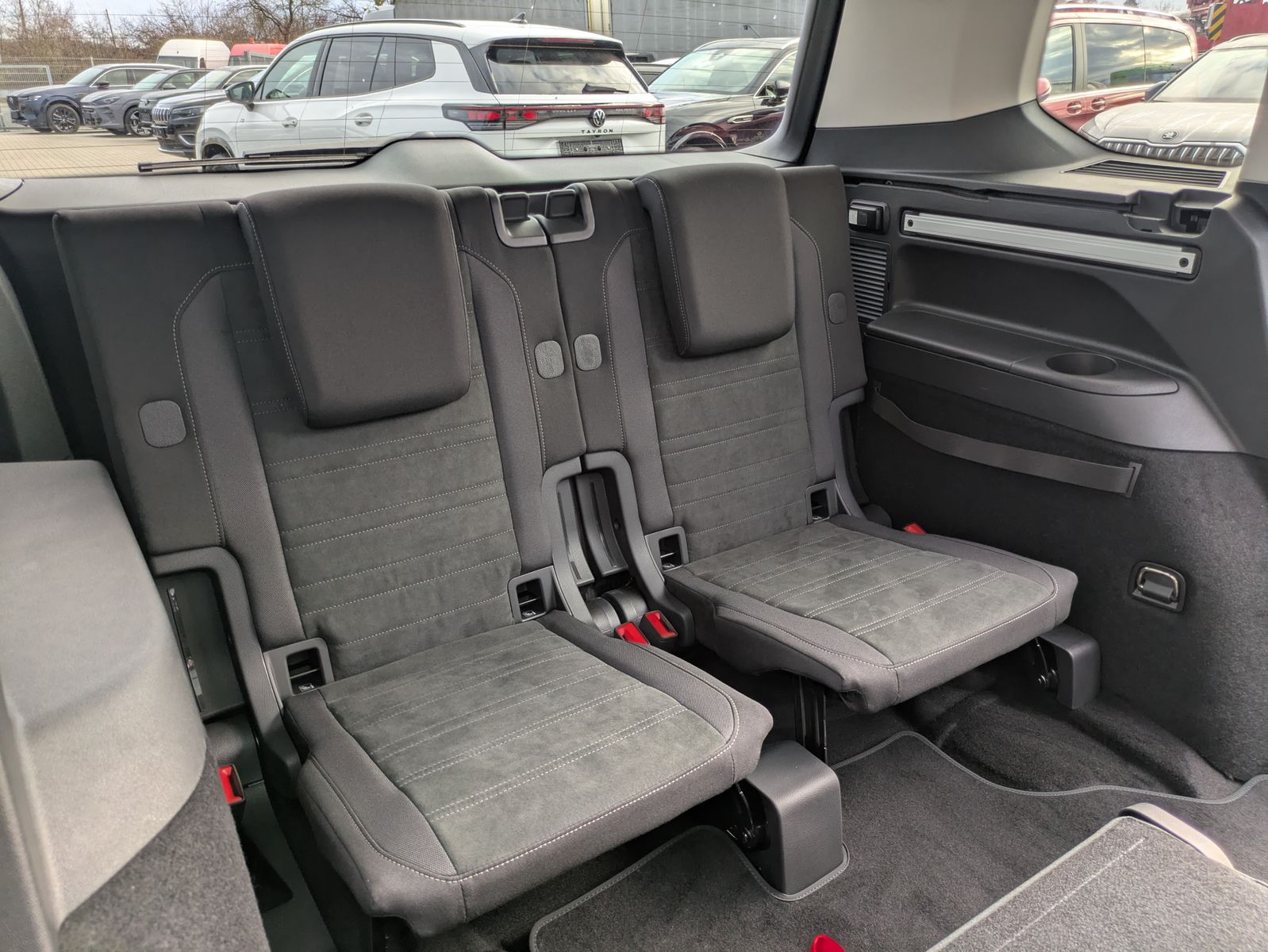 Fahrzeugabbildung Volkswagen Touran 2.0 DSG R-Line High. Pano 7-Si IQ.Dri AHK