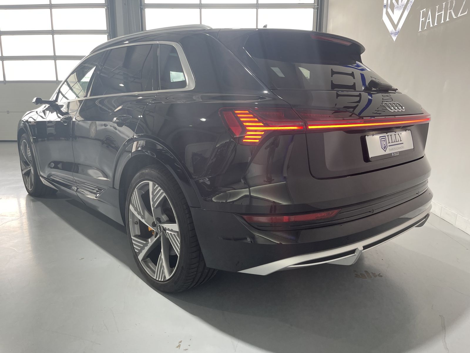 Fahrzeugabbildung Audi e-tron 55 Quattro*S-line*22°zoll*HUD*Leder*Cam*