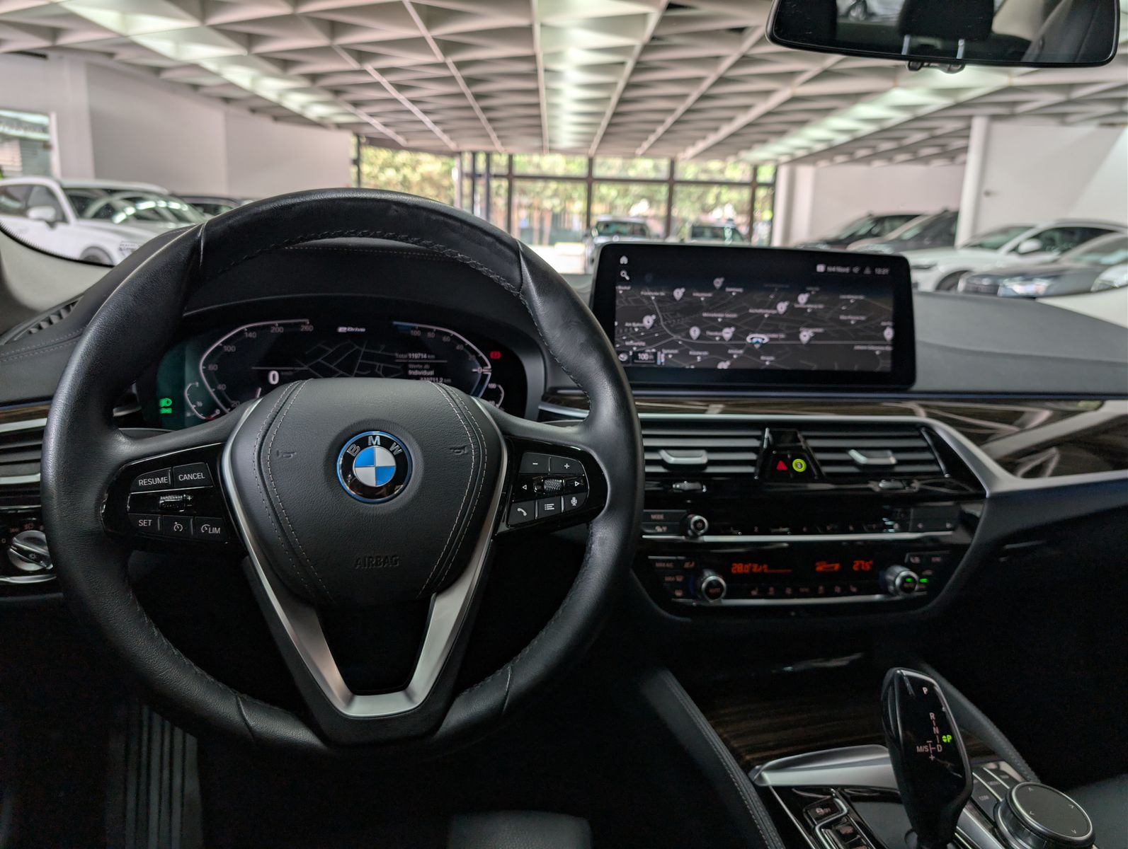 Fahrzeugabbildung BMW 530 e Luxury Line HEV AHK LED LEDER SHZ SoH 97%