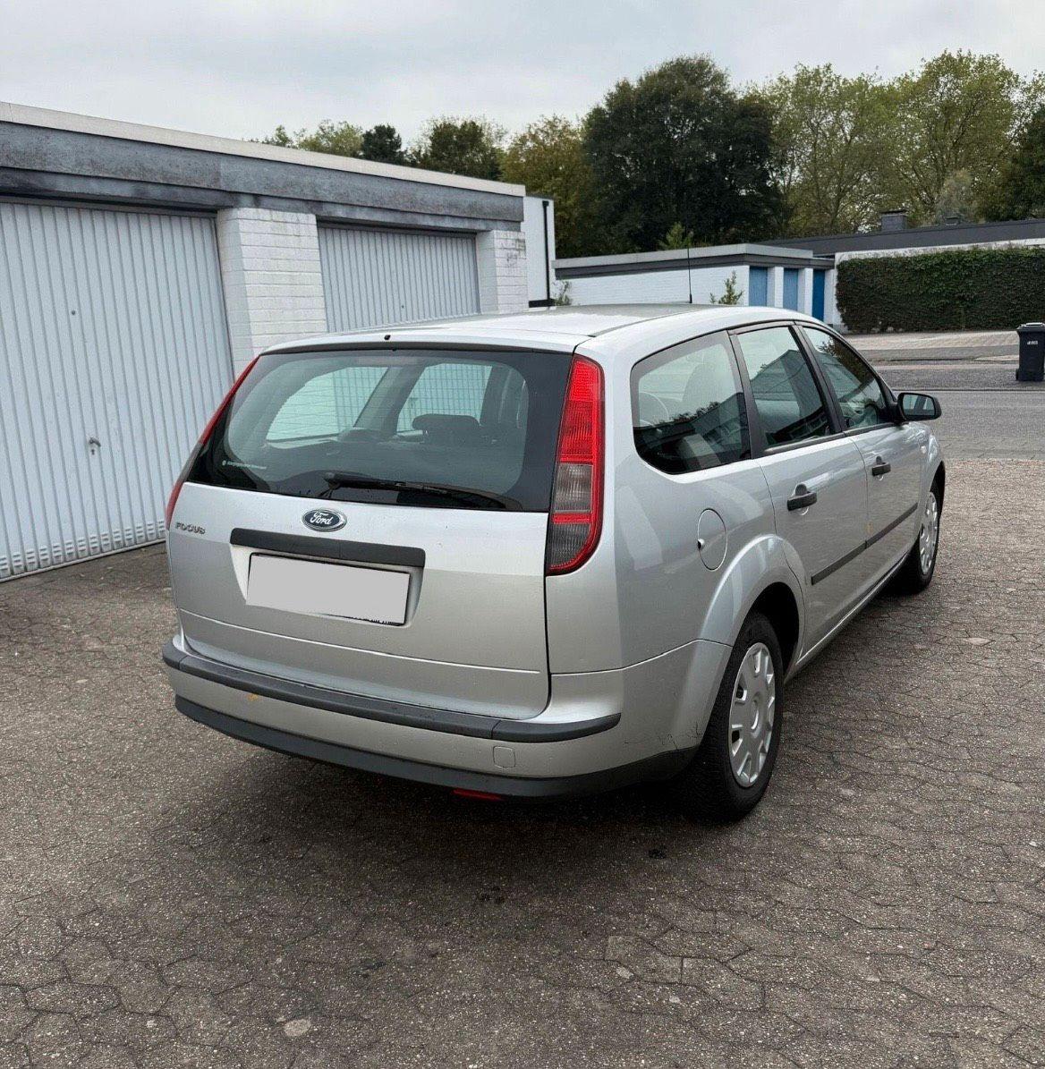 Ford Focus 2006 — rear view