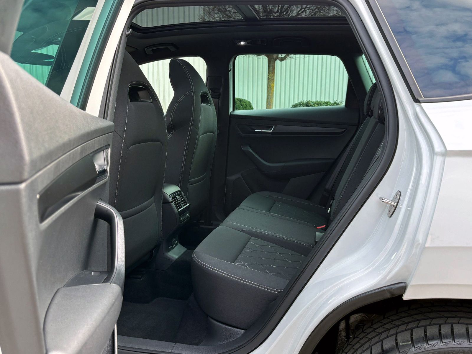 Fahrzeugabbildung SKODA Karoq 1.5TSI DSG SPORTLINE ACC 360° PANO AHK LED