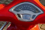 Vespa Primavera 50 Red Mit Zubehör - VESPA ROT