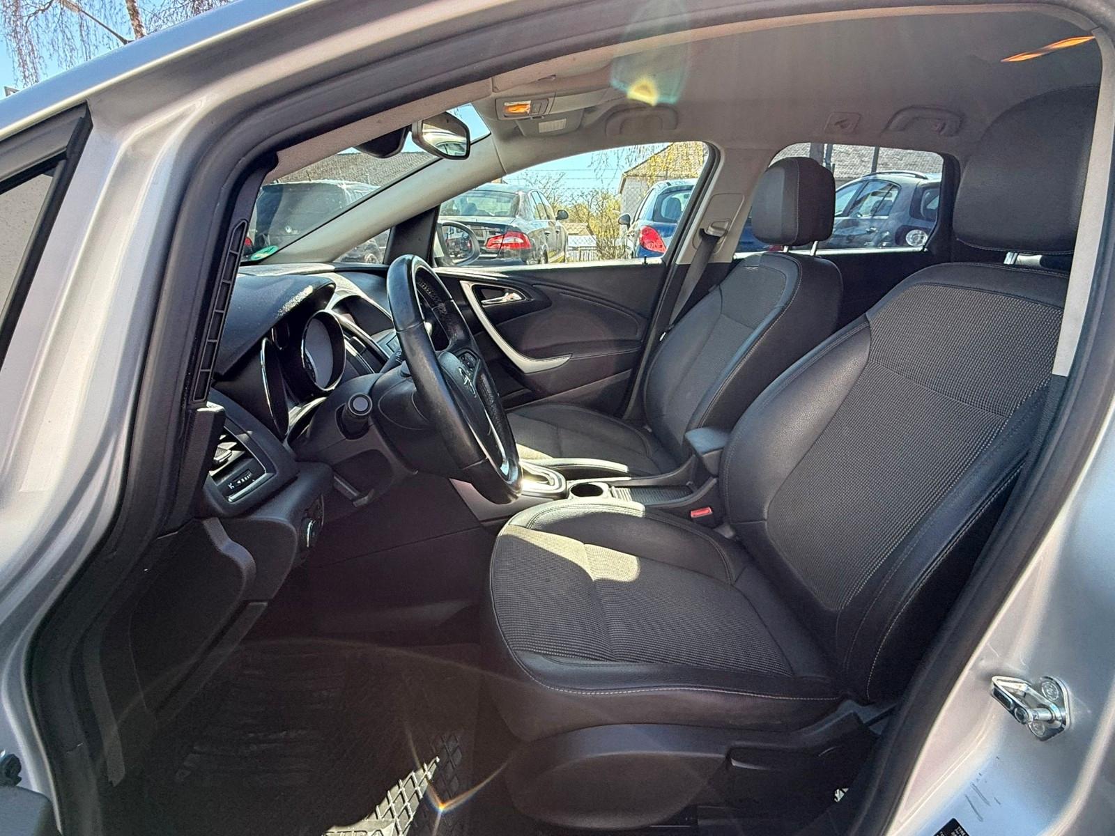 Opel Astra 2011 — photo 16