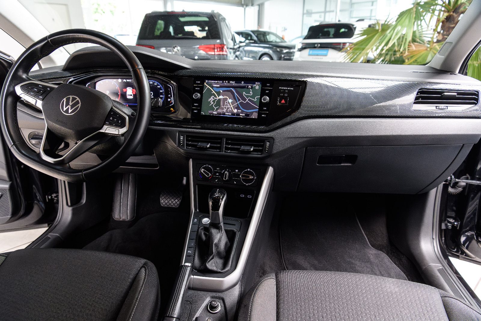 Fahrzeugabbildung Volkswagen Polo VI Life+LED+SHZ+NAVI+GJR+KEYLESS+DAB+AUTOMA