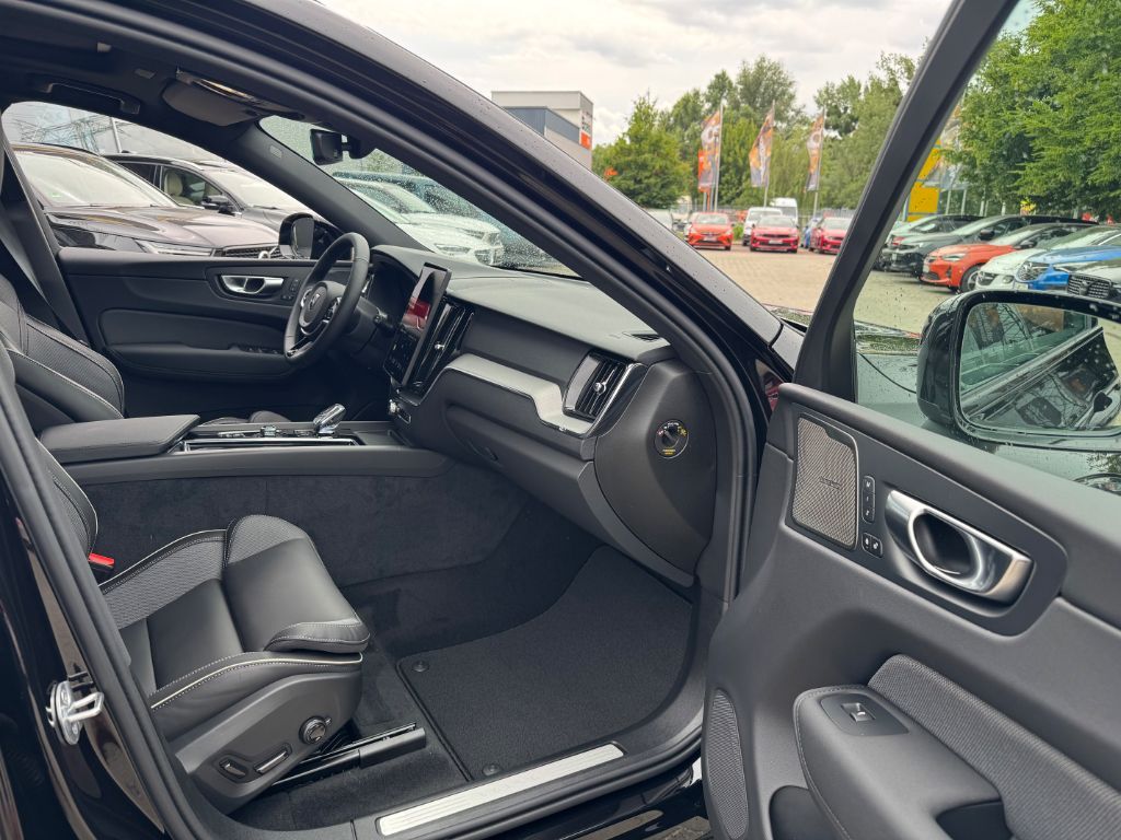 Fahrzeugabbildung Volvo XC60 B5 B AWD Plus Black Edition+Pano+LichtPak