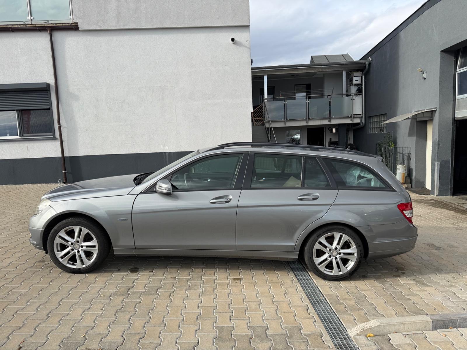Mercedes-Benz C200 2010 — photo 8