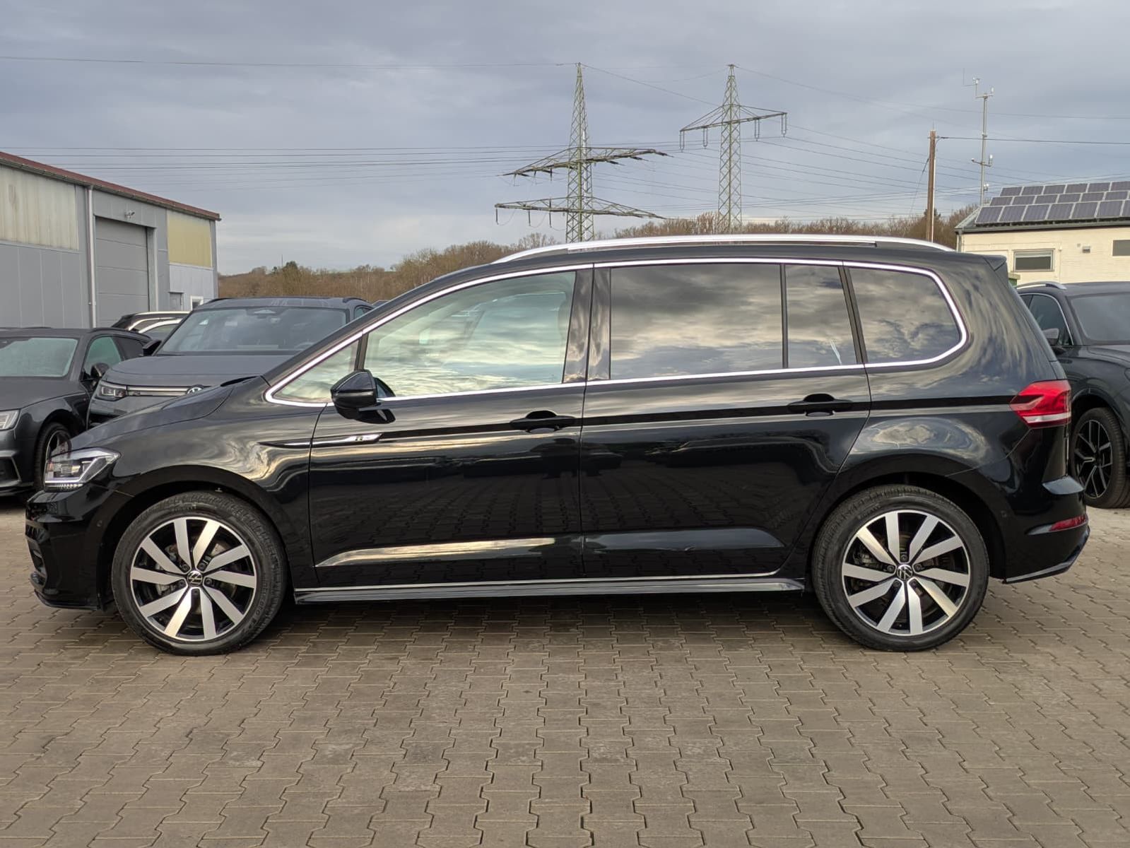 Fahrzeugabbildung Volkswagen Touran 2.0 DSG R-Line High. Pano 7-Si IQ.Dri AHK