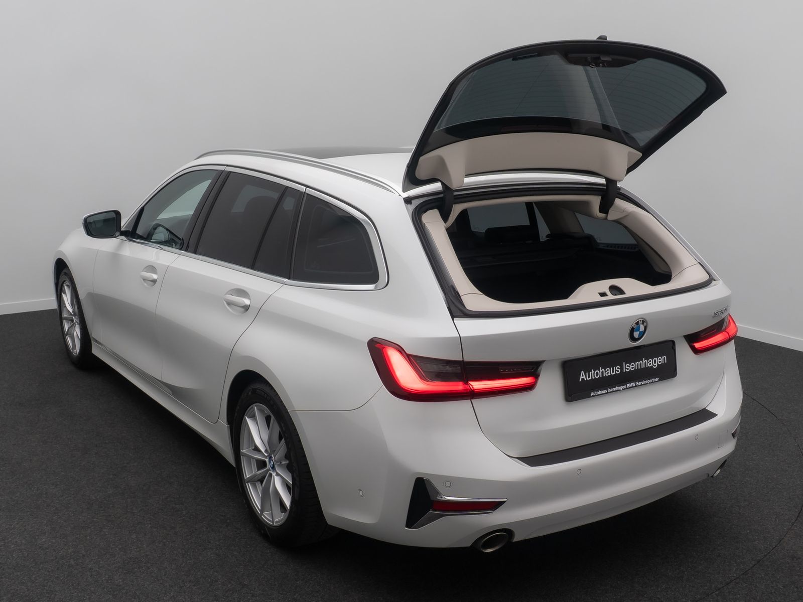 Fahrzeugabbildung BMW 320i Luxury Line Laser HUD Panorama Alarm AHK Hi