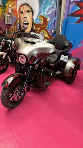 Harley-Davidson Tri Glide Ultra / FLHTCUTG 103 / 2016 Trike