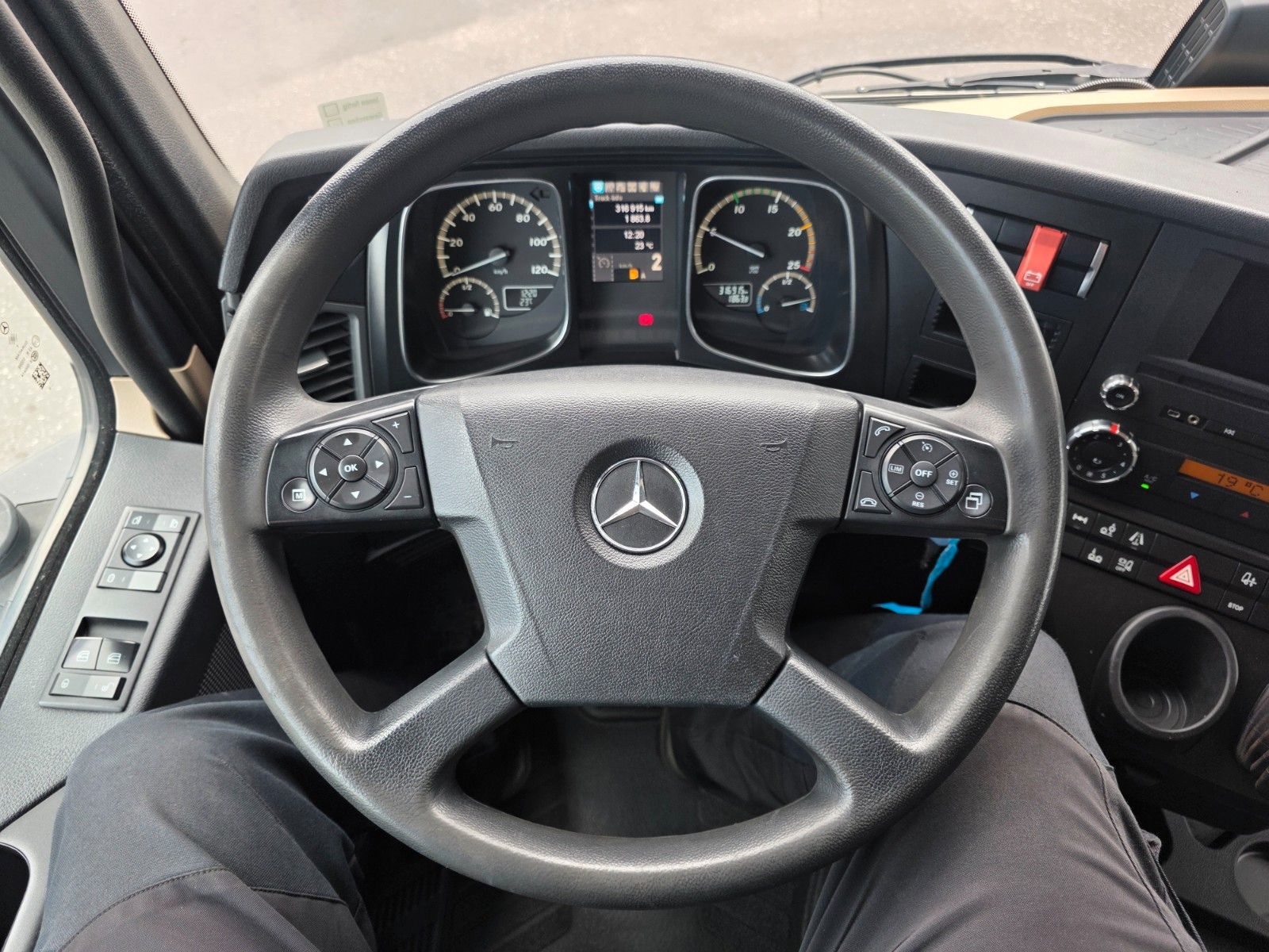 Fahrzeugabbildung Mercedes-Benz Actros 2542 L 6x2 BDF Retarder ADR
