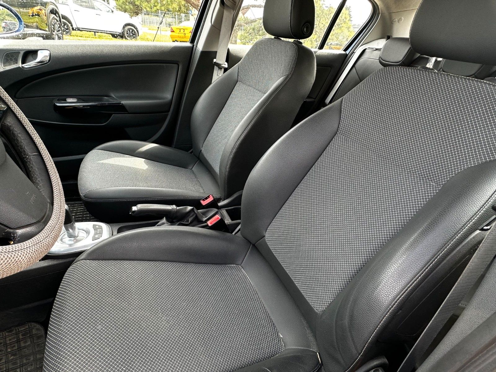 Fahrzeugabbildung Opel Corsa D Innovation Autom. / Klima / Alu