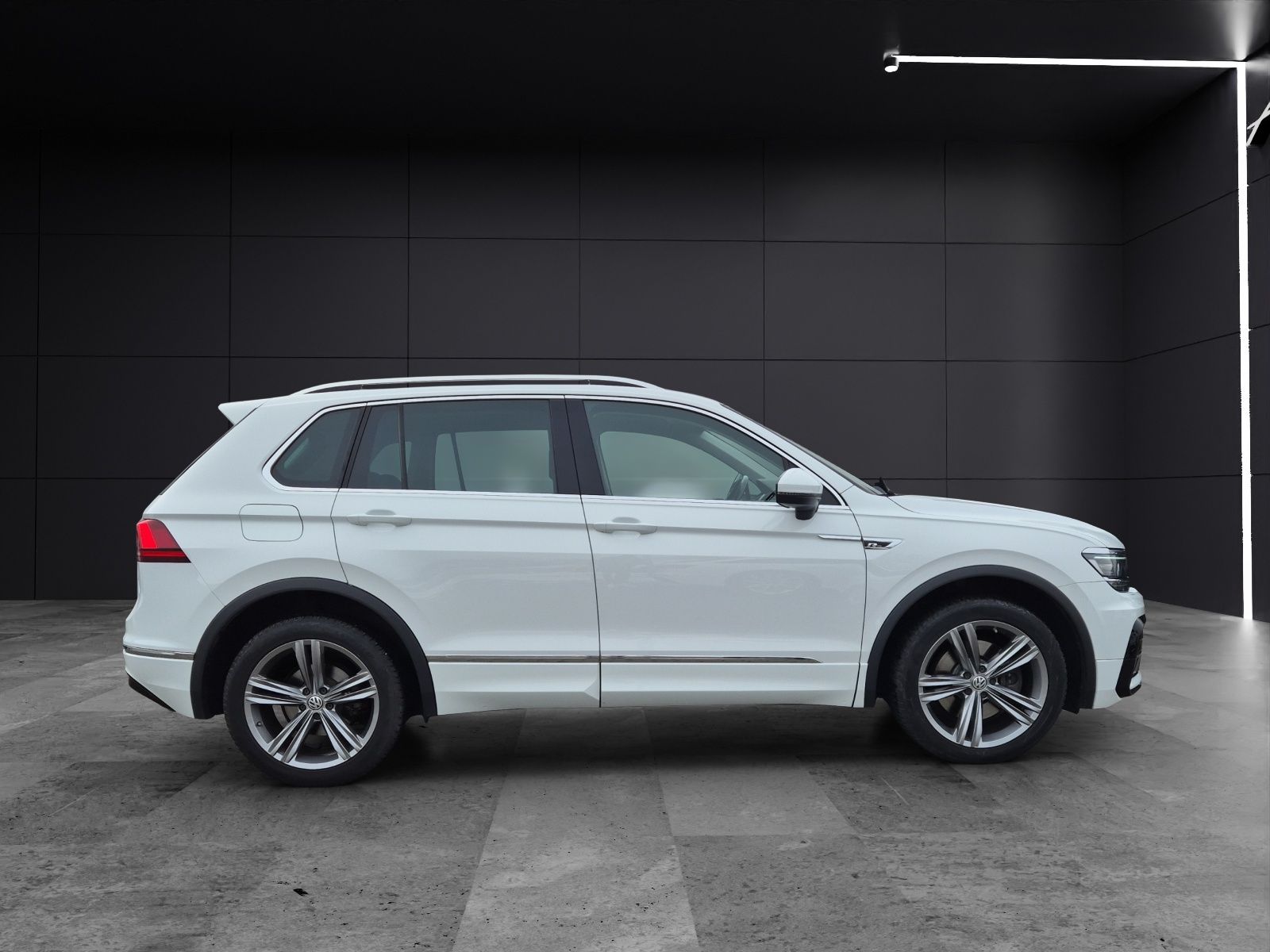 Fahrzeugabbildung Volkswagen Tiguan TDI Highline DSG 4M R-Line Standhzg. LED