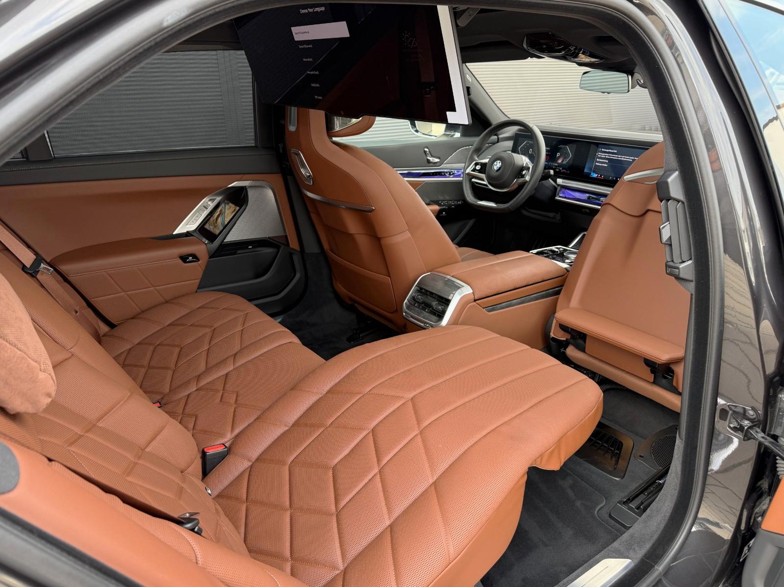 BMW 740d xDrive*Lounge Seating*TV*Pano Sky Lounge°