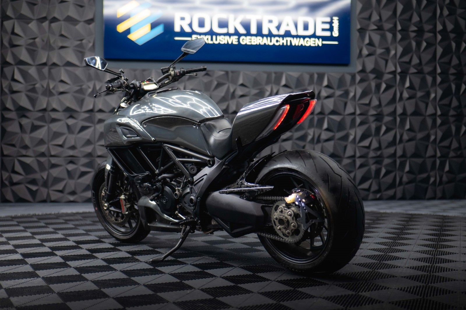 Fahrzeugabbildung Ducati Ducati Diavel 1200 Carbon Testastretta 11°