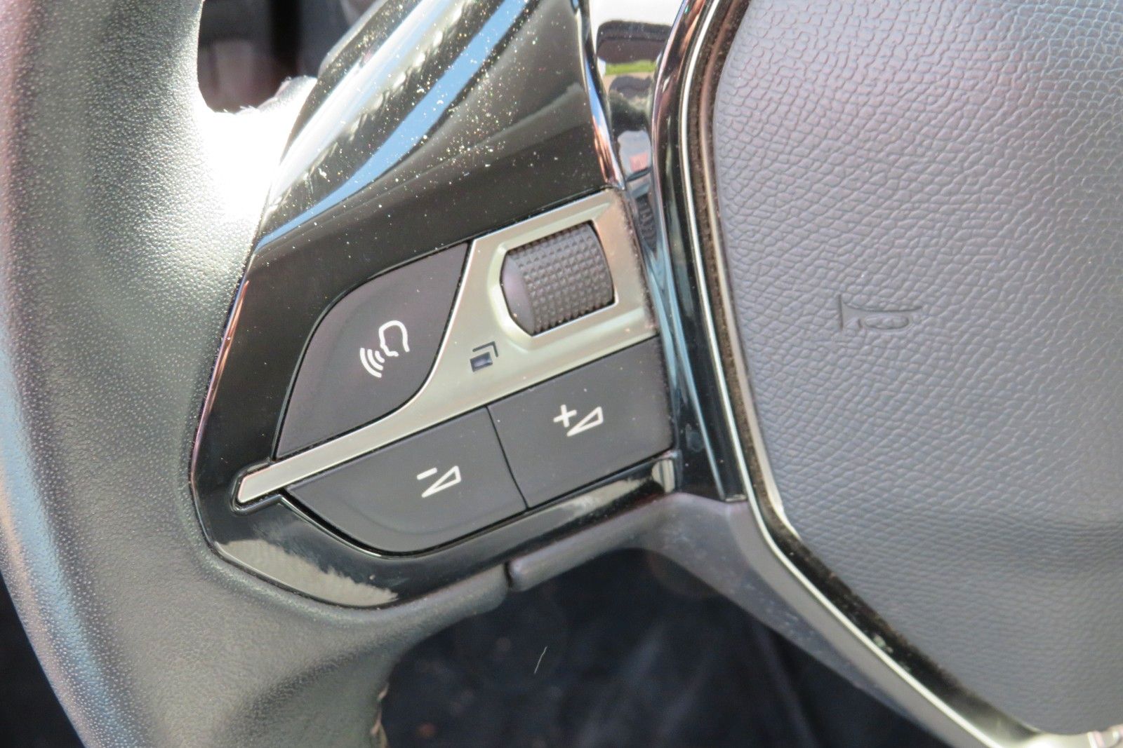 Fahrzeugabbildung Peugeot 2008 e- ALLURE NAVI APP LED SITZH. KAMERA PDC