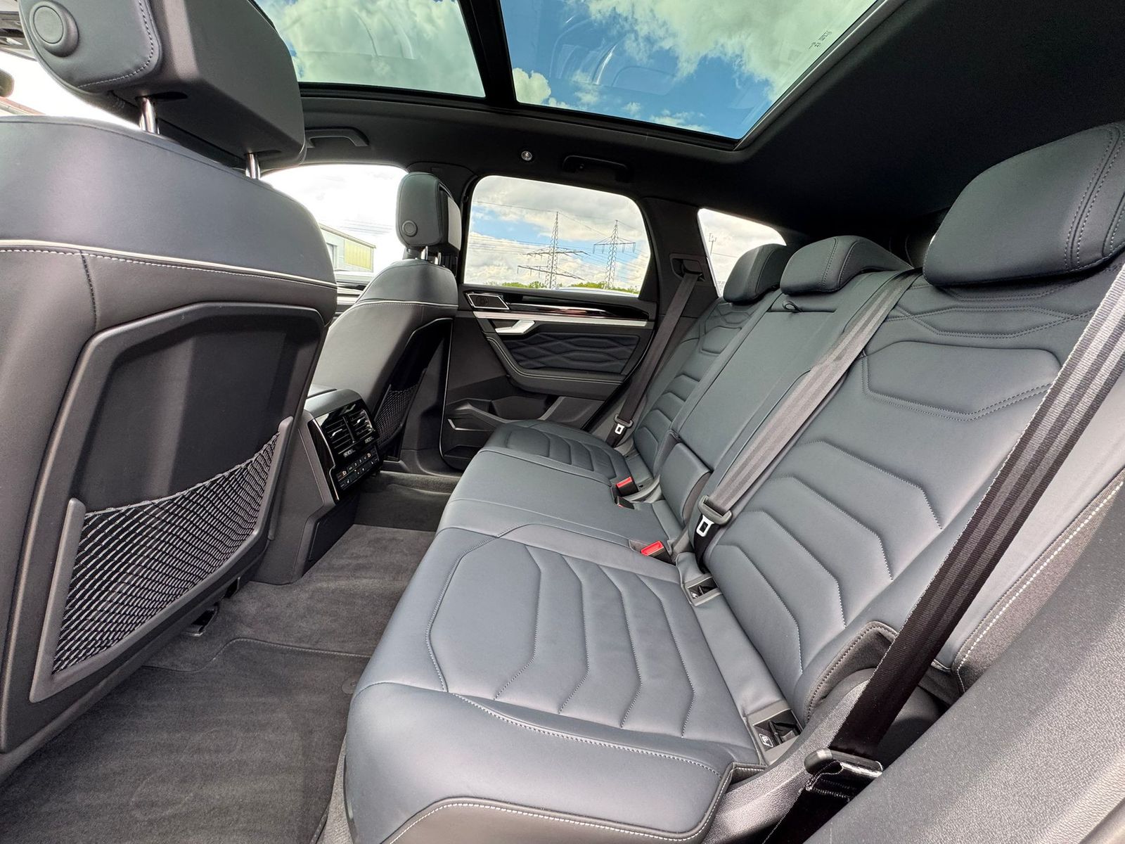 Fahrzeugabbildung Volkswagen Touareg 3.0TDI 4M R-Line VOLL Black 22" UPE 114T