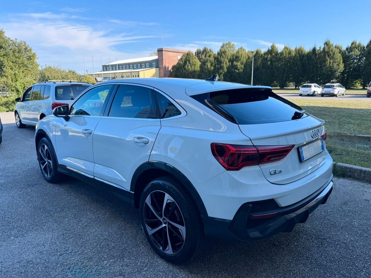 Audi Q3 SPB 45 TFSI e S tronic line edition Hybr imagem 3