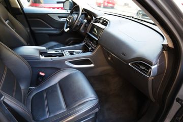 Jaguar F-Pace - 12