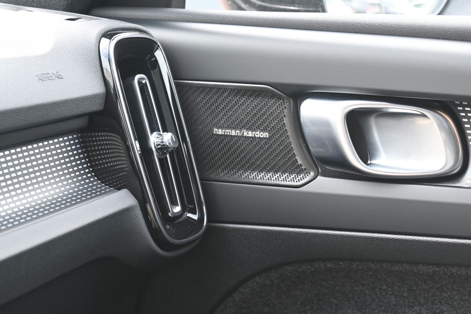 Fahrzeugabbildung Volvo EX40 Ultra Black Edt Single Motor Extended Range