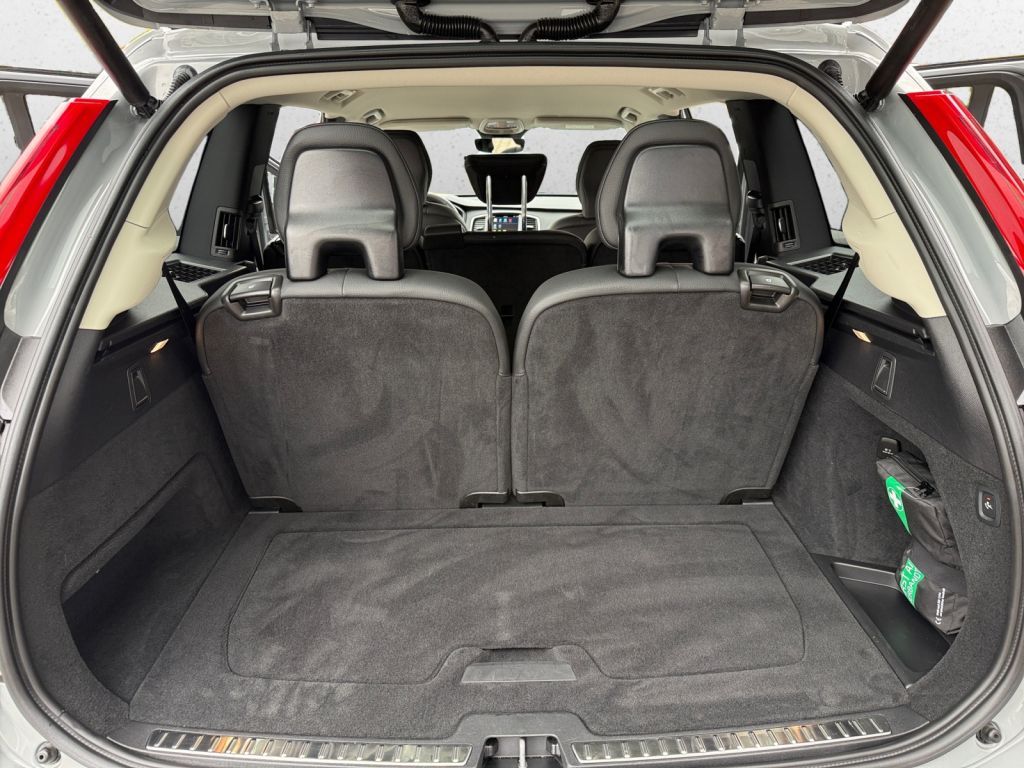 VOLVO XC90 T8 AWD Plug-in Hybrid Plus Dark AHK semi el VOLVO XC90 T8 AWD Plug-in Hybrid Plus Dark AHK semi el