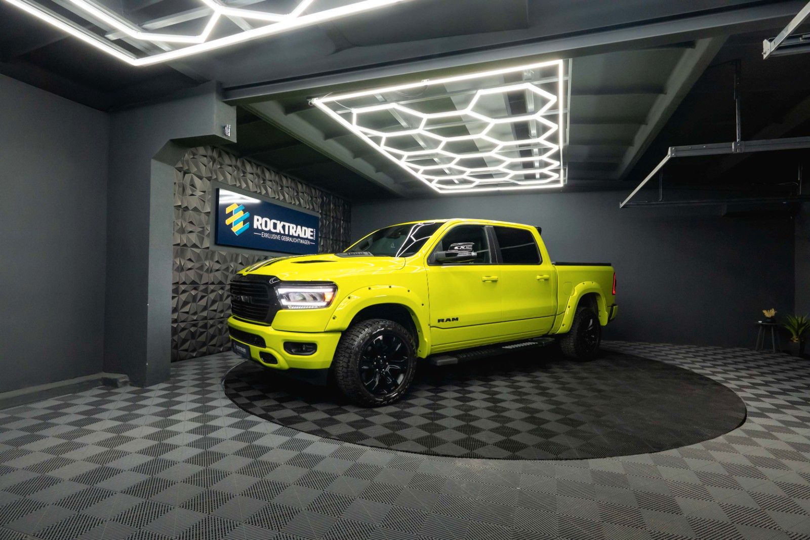 Fahrzeugabbildung Dodge RAM 5.7 V8 4x4 OFFROAD ACID YELLOW Edition LED
