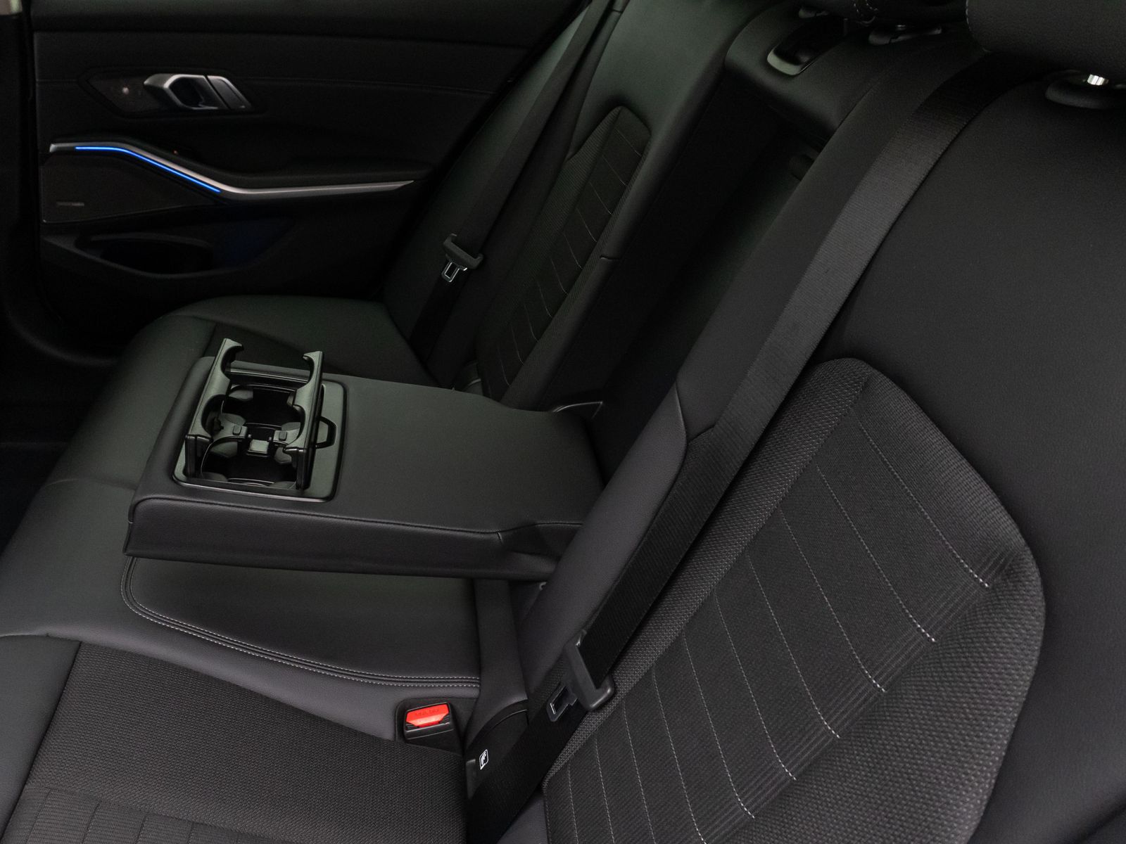 Fahrzeugabbildung BMW 320d Sport Line DAB Laser HUD Cockpit+ Komfort