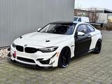 BMW M4 M4 GT4 Rennfahrzeug - BMW: Renn