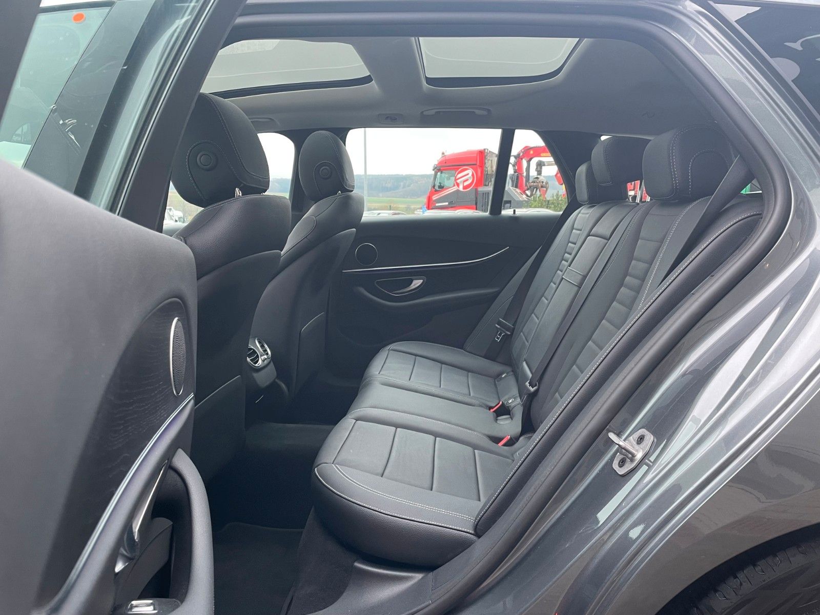 Fahrzeugabbildung Mercedes-Benz E 220 d T Pano+Ambiente+Distr+360°+Comand+DAB