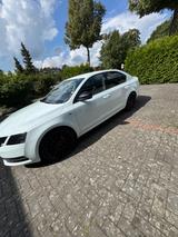 Skoda Octavia 1.6 TDI DSG Drive *viele Extras* - Skoda Octavia mit Diesel-Antrieb: Limousine, 1.6