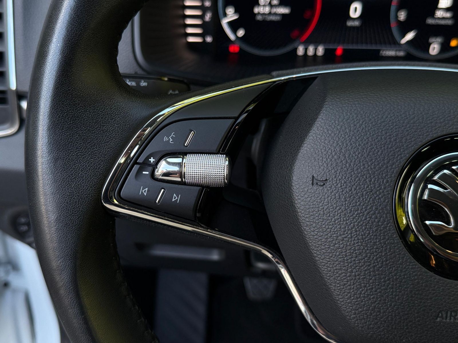 Fahrzeugabbildung SKODA Karoq 1.5 TSI Ambition LED+KAMERA+VIRT+CARPL+DAB