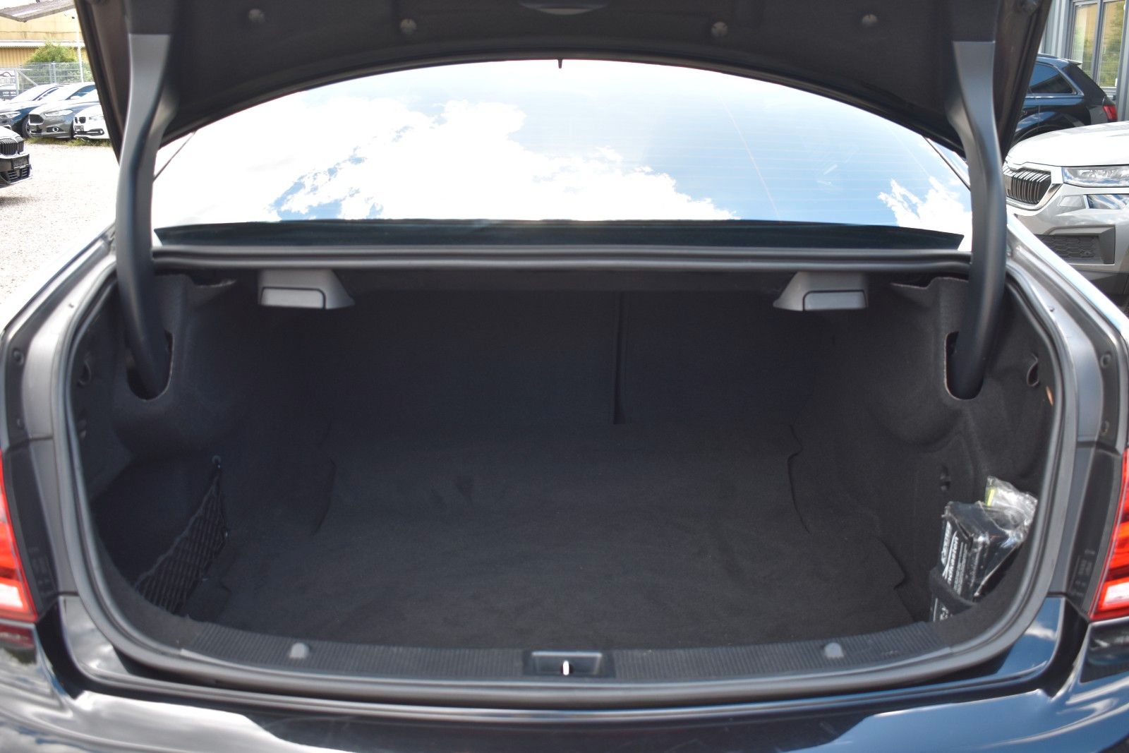 Fahrzeugabbildung Mercedes-Benz E 200 Coupe  ILS /Panorama/SHZ/Navi/19 Zoll