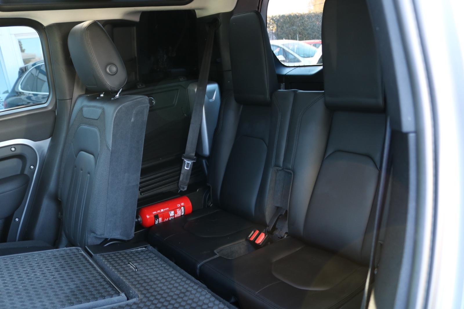 Land Rover Defender D240 S AWD/7 SITZER/PANO/AHK/MERIDIAN