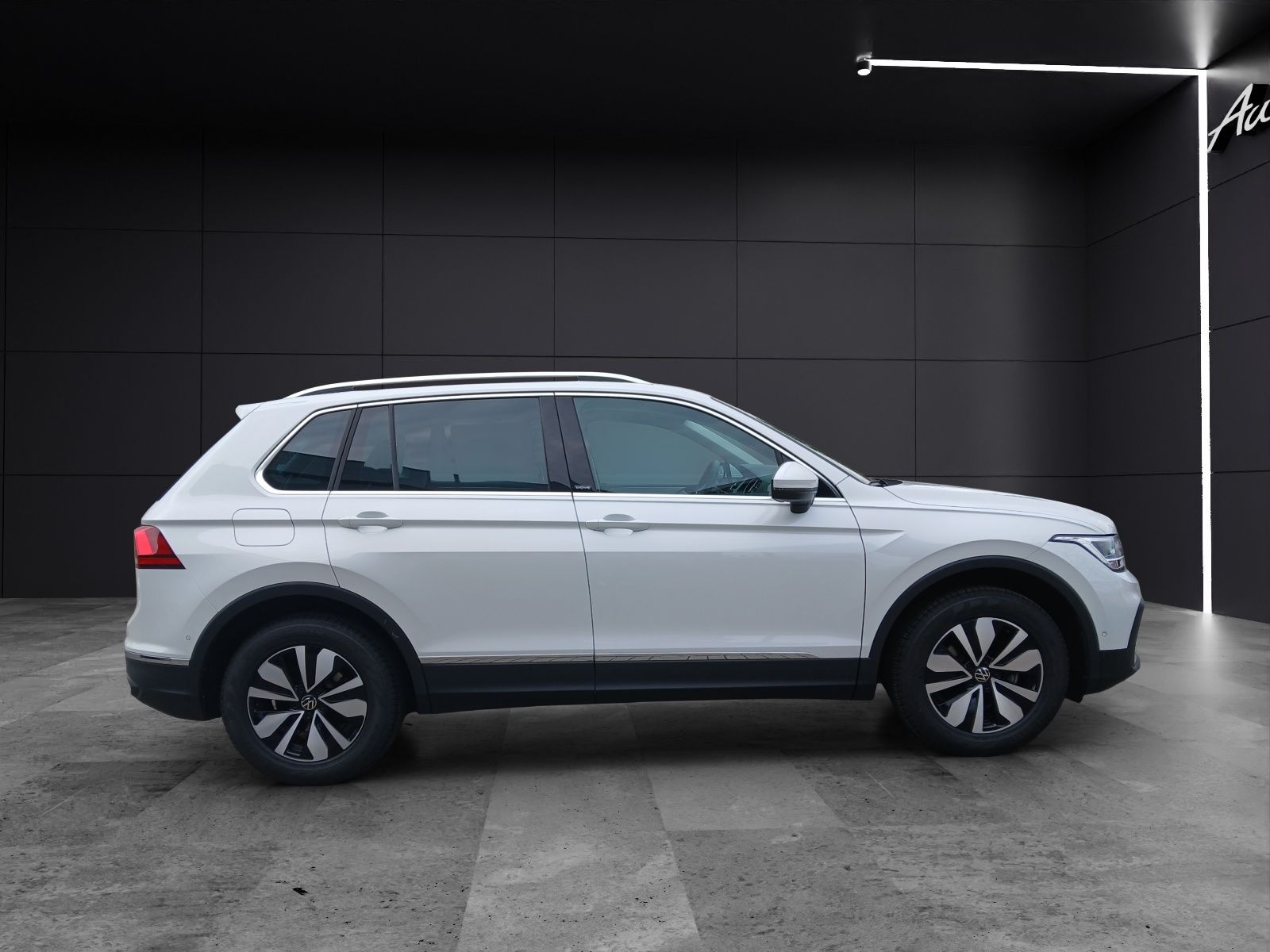 Fahrzeugabbildung Volkswagen Tiguan TSI Move DSG LED Navi ACC RFK SH LM