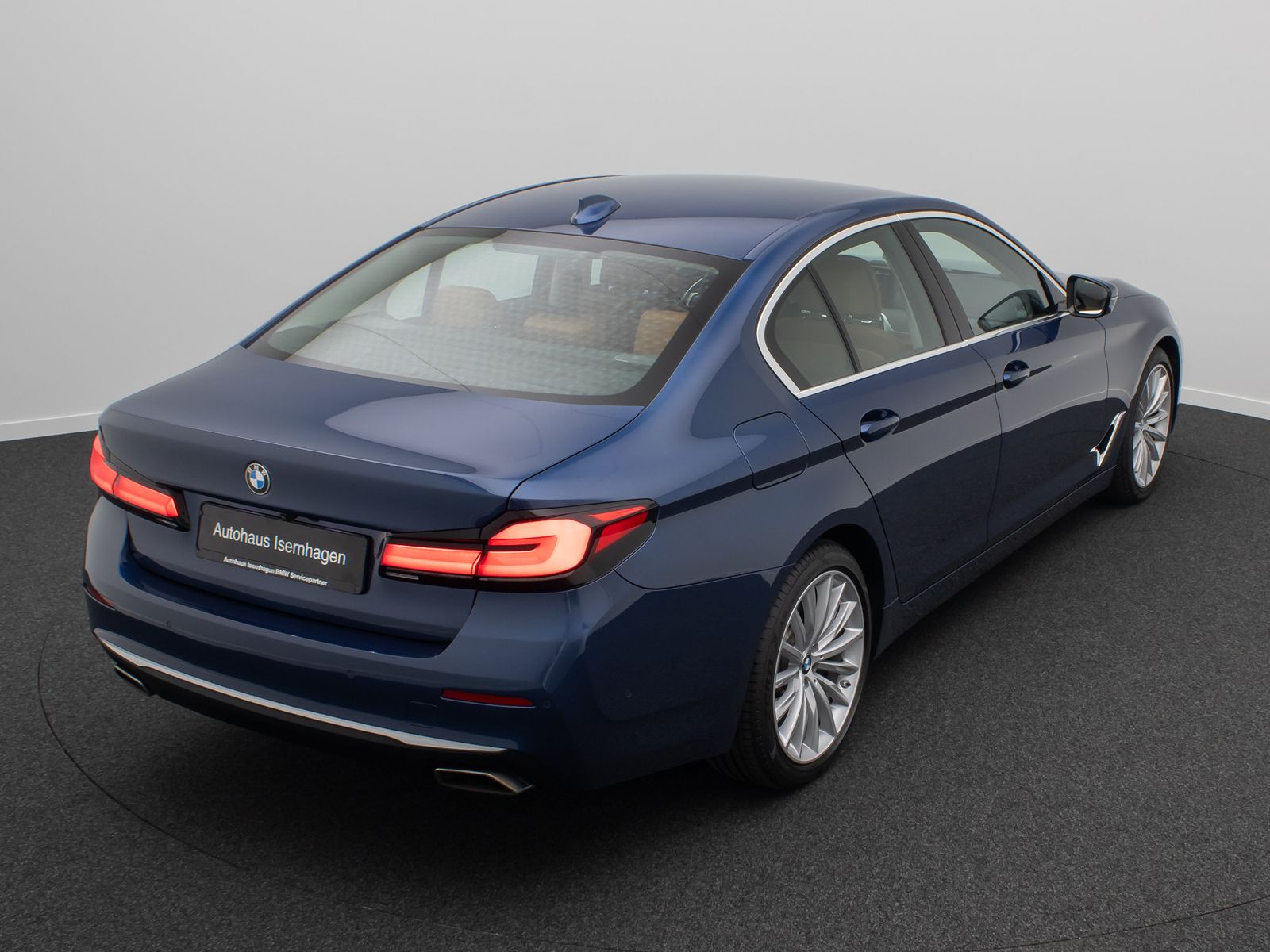 Fahrzeugabbildung BMW 530d xD LuxuryLine H/K DAB Komfort Alarm AHK ACC