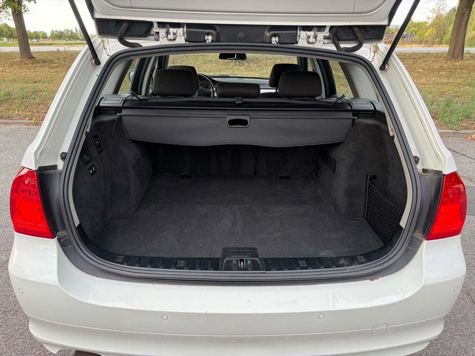 BMW 318 2011 — photo 11