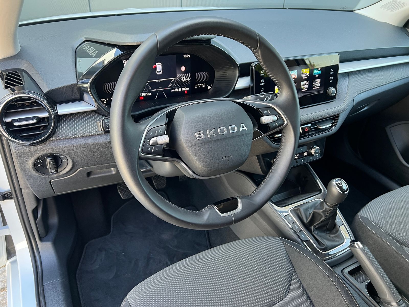 Fahrzeugabbildung SKODA Fabia Selection Tour 1.0 TSI *Vorb. AHK, LED, Ka