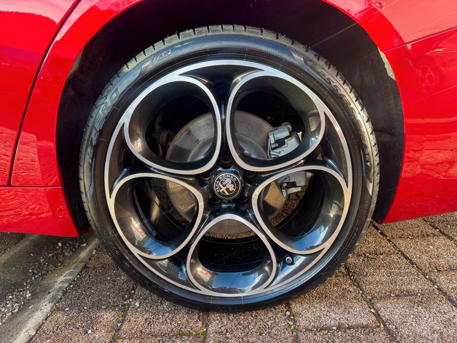 Fahrzeugabbildung Alfa Romeo Giulia Veloce 2.0 280PS Q4 Navi Kamera Memory