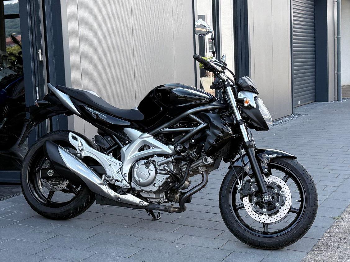 Suzuki SFV 650 Gladius *tiefer gelegt*Top Zustand*