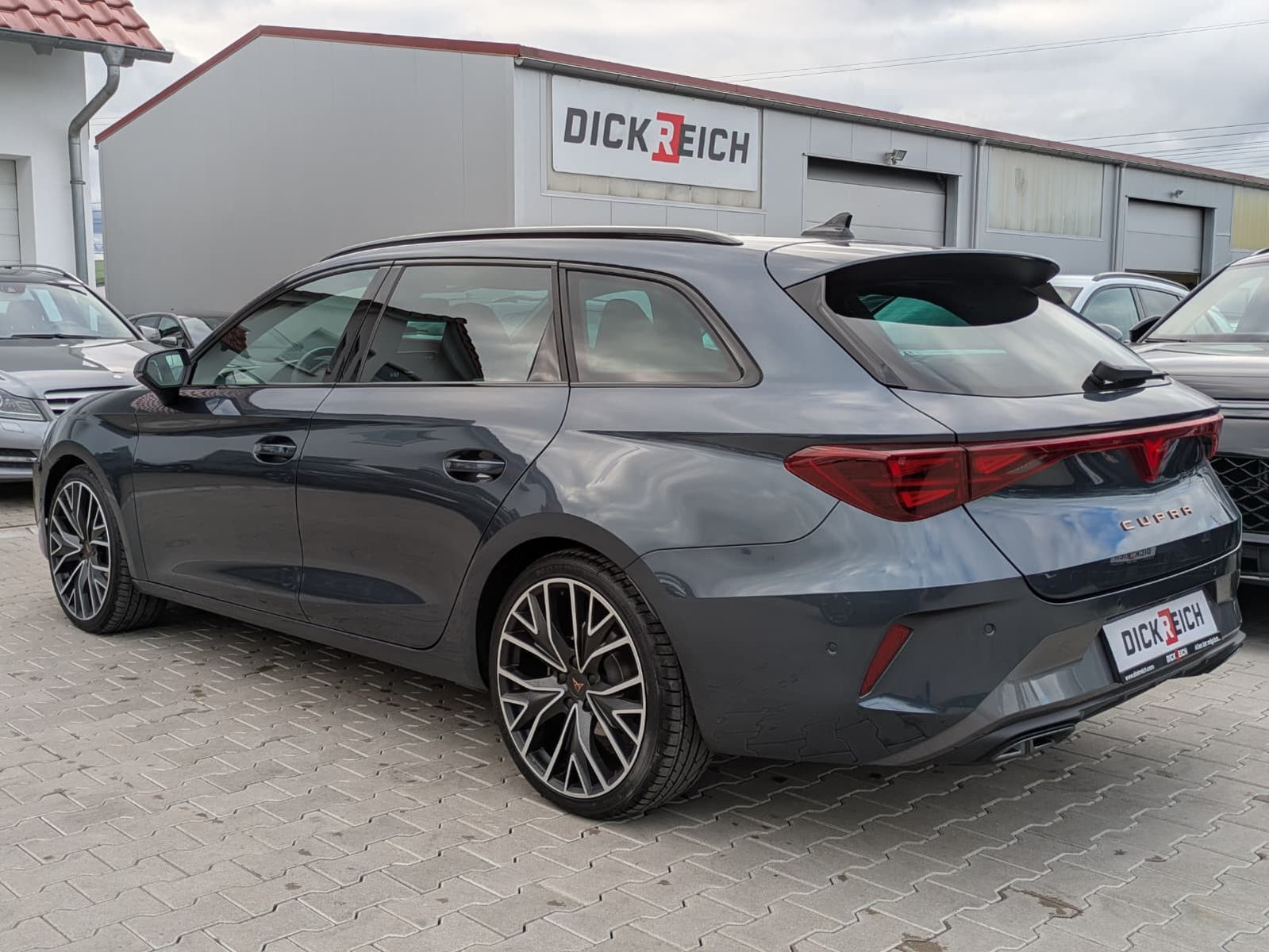 Fahrzeugabbildung CUPRA Leon 1.5 eTSI MATRIX*PANO*ALCAN.*AHK*SENN*Drive2