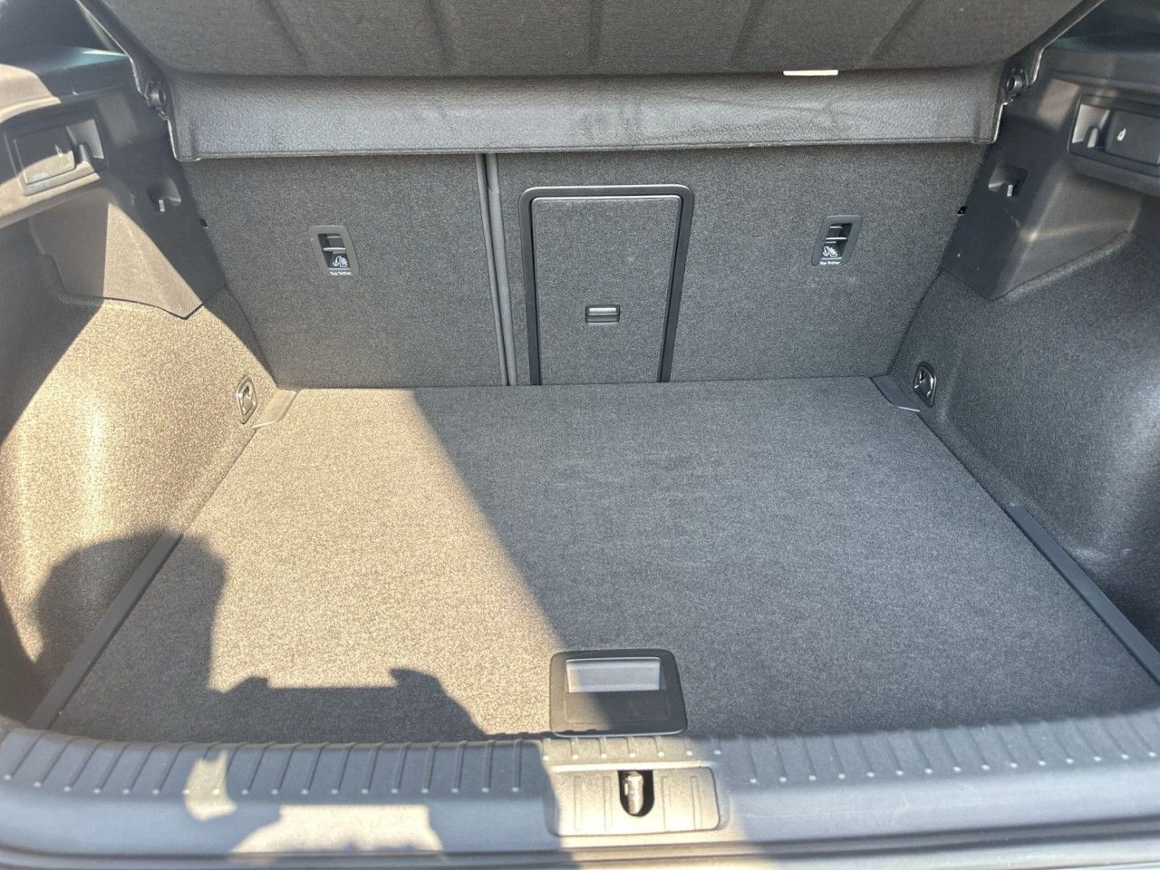 Fahrzeugabbildung CUPRA Formentor VZ 2.0TSI 4Drive 310PS DSG+*AHK*Beats* - mit KI generiert/bearbeitet