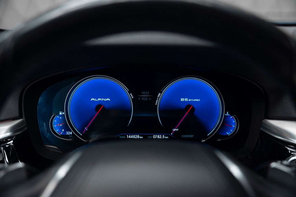 B5 4.4 Bi-Turbo Touring BLUE/BLACK - Bild 30