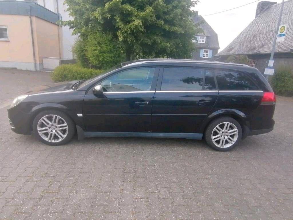 Opel Vectra 2005 — rear view