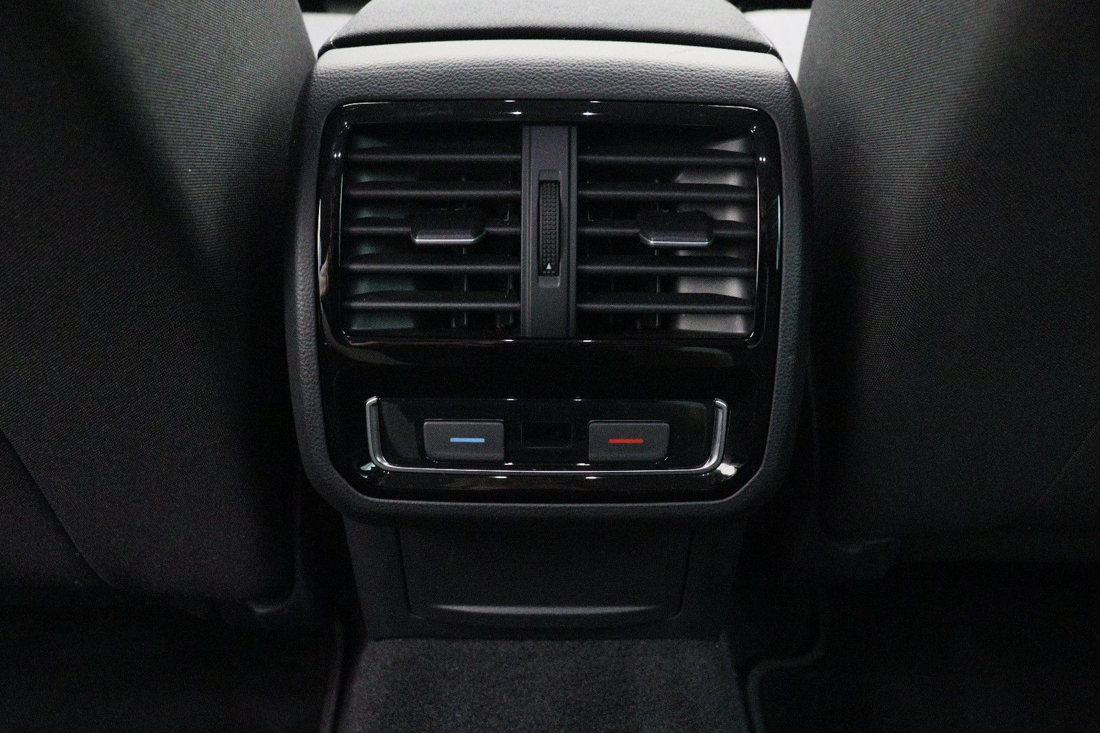 Fahrzeugabbildung Volkswagen Passat Variant 2.0 AHK ACC NAVI LED