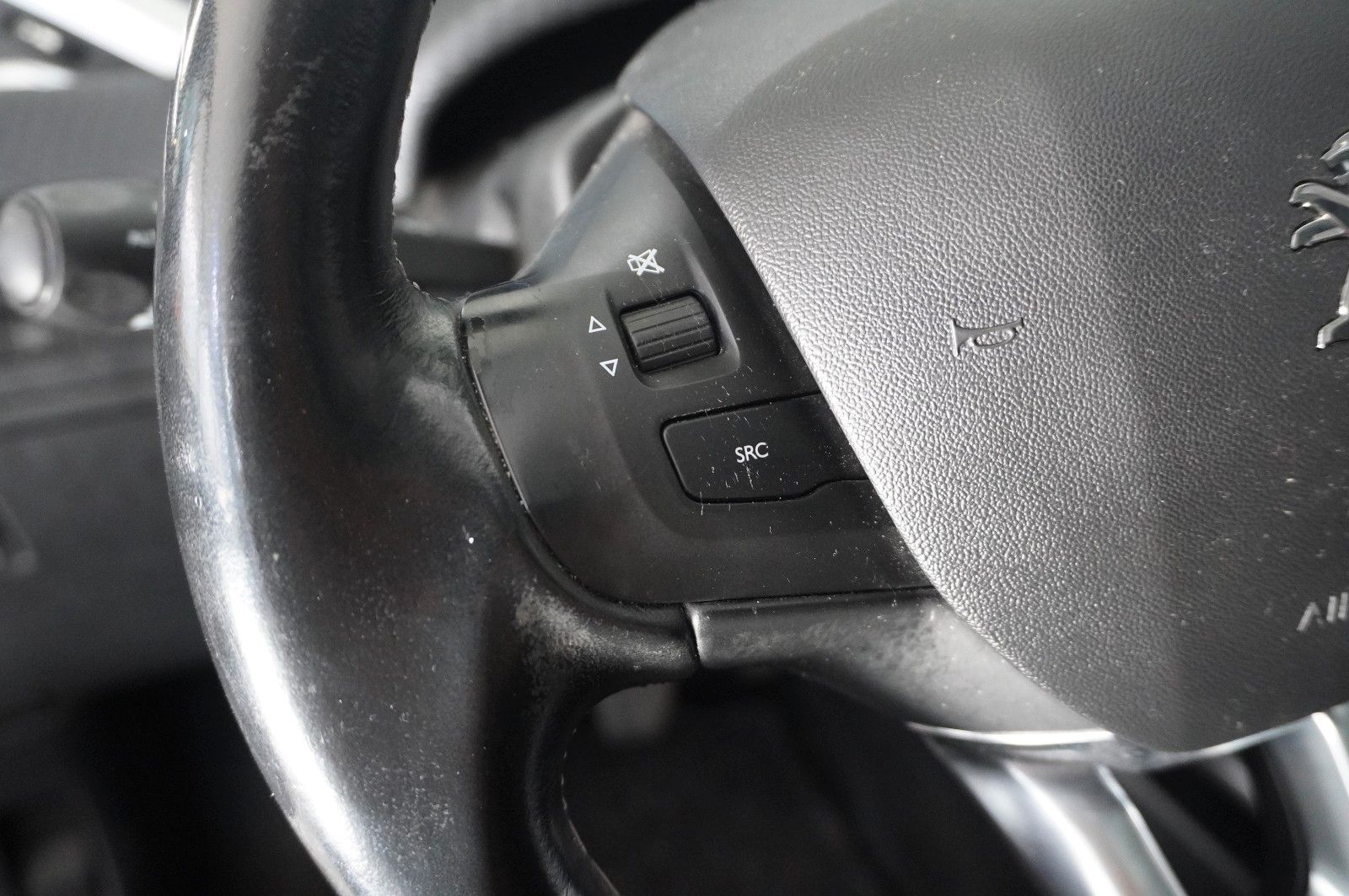 Fahrzeugabbildung Peugeot 2008 1.2 ALLURE NAVI/LED/KAMERA/SHZ/SPORT/TEMP.