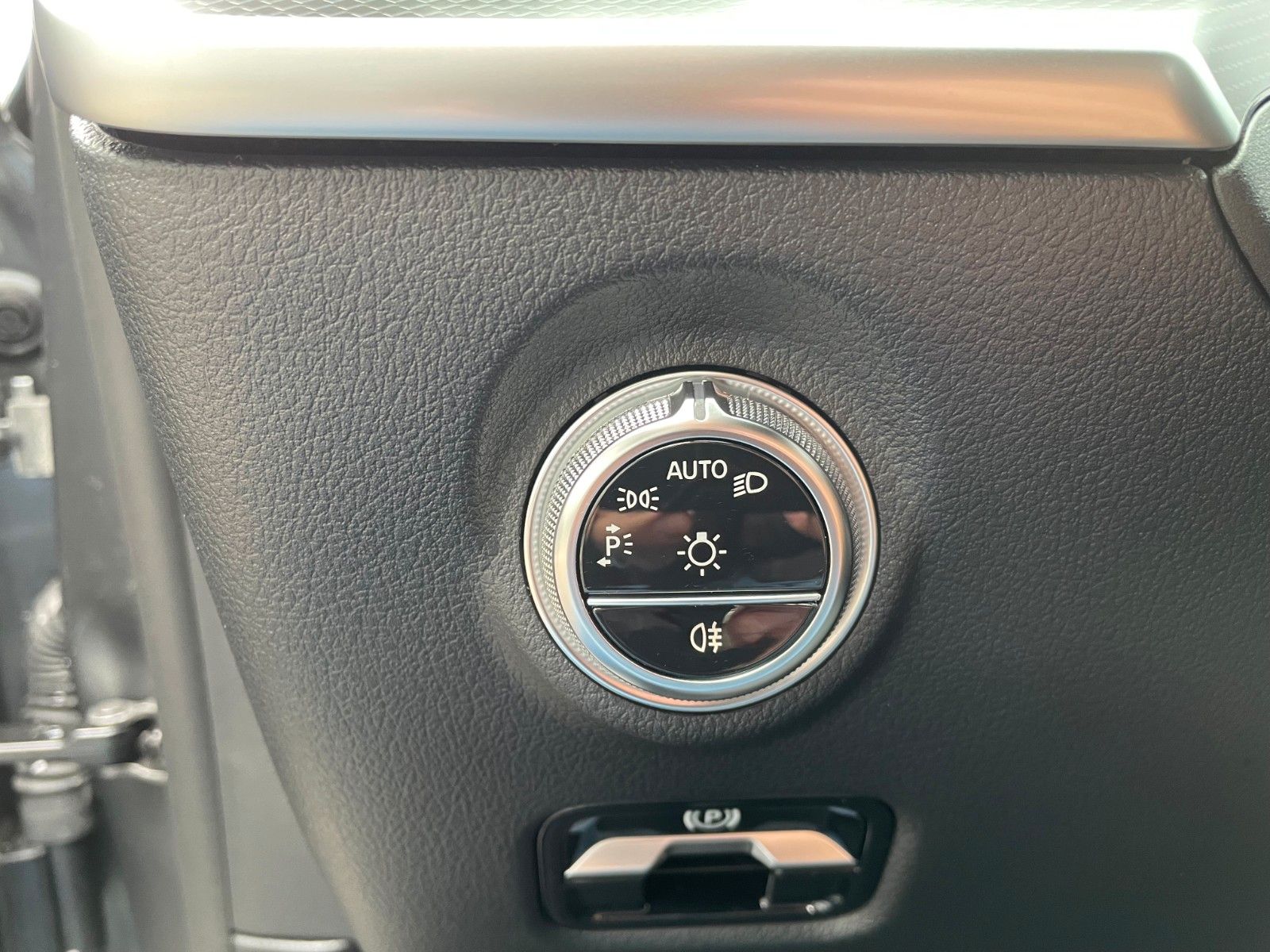 Fahrzeugabbildung Mercedes-Benz C 180 AVANTGARDE R-Kamera+AHK+TOTW+Ambiente