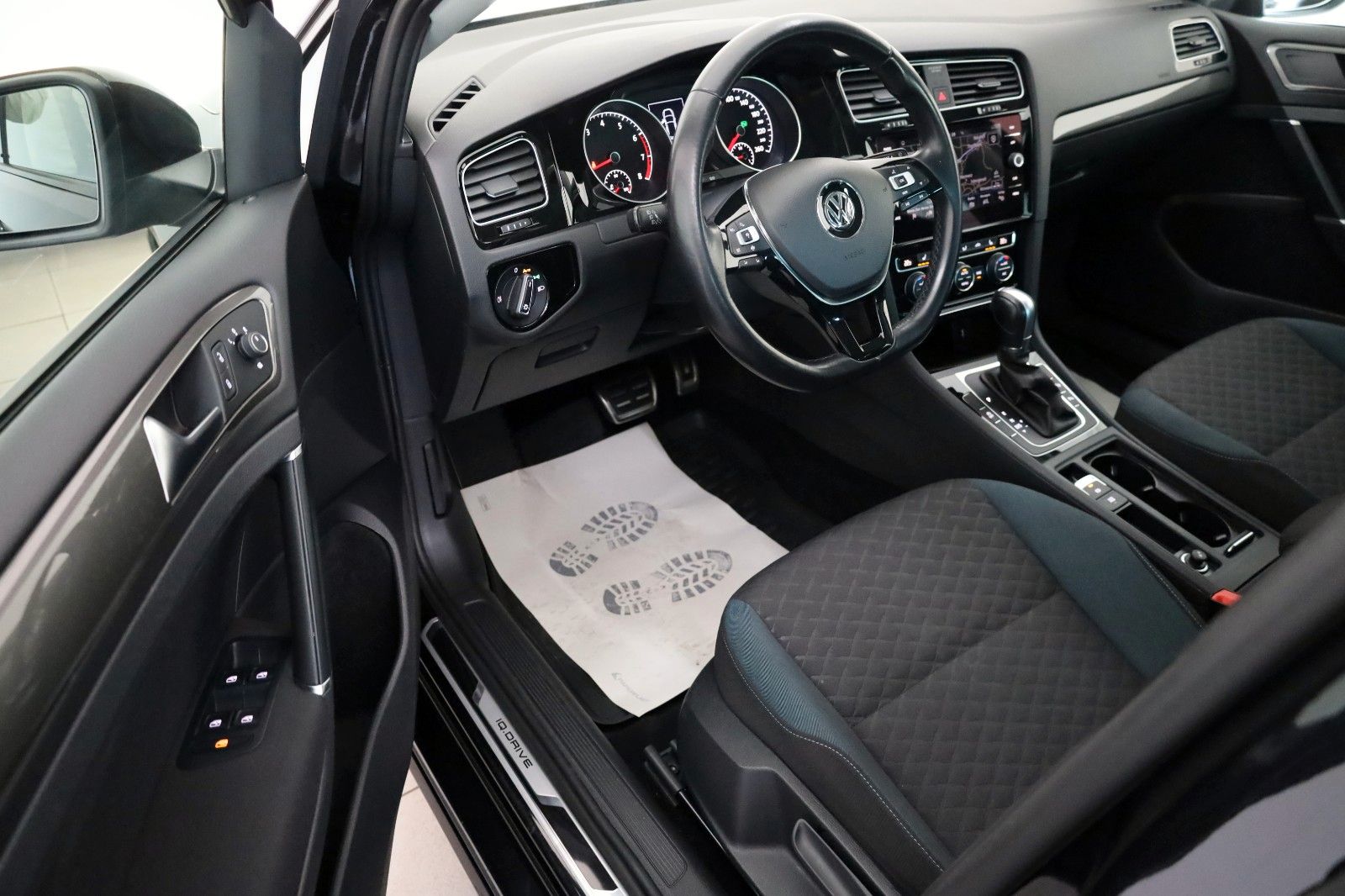 Fahrzeugabbildung Volkswagen Golf VII Lim. IQ.DRIVE Navi,LED,ACC,SH,PDC,SR+WR