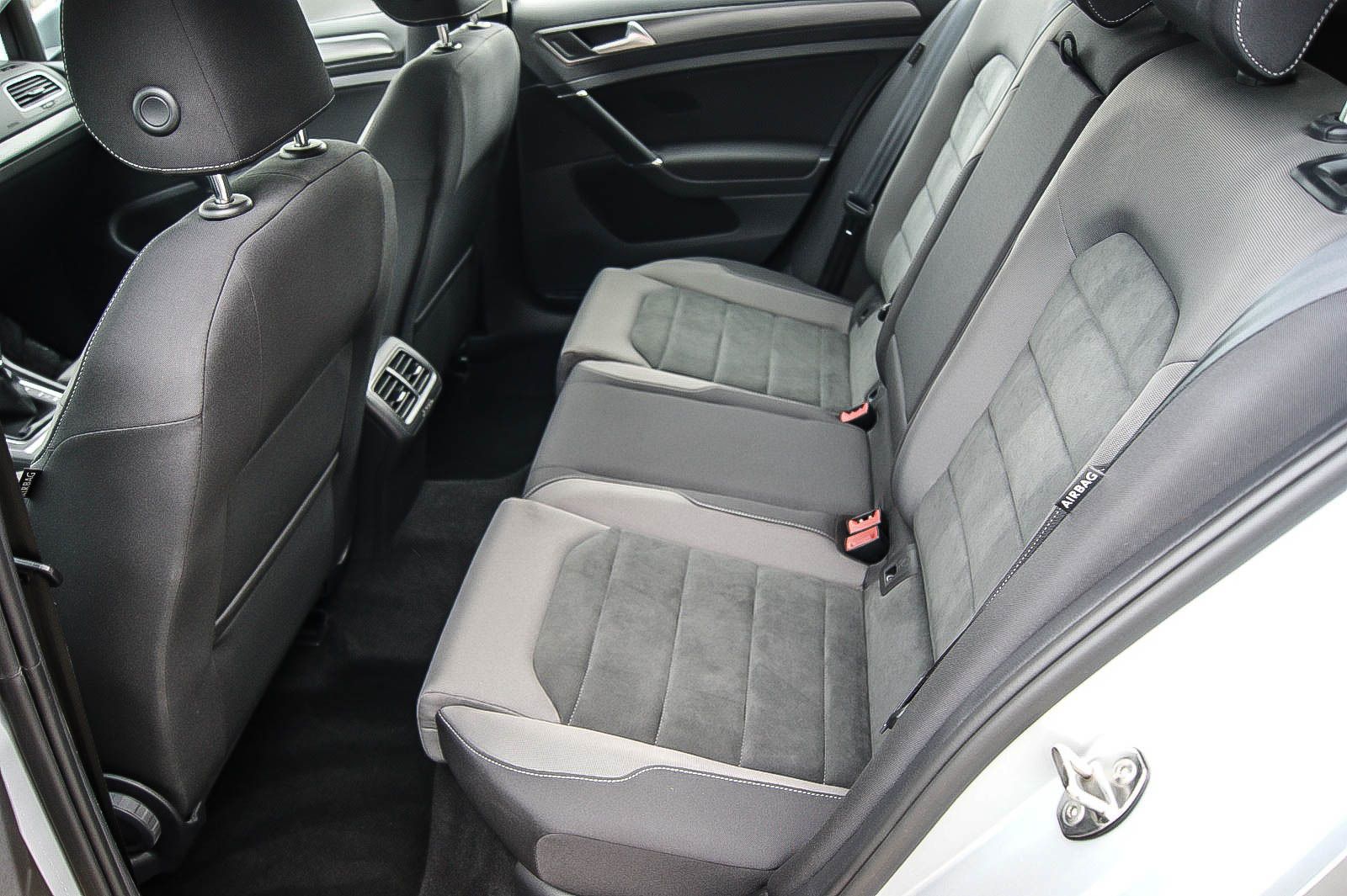 Fahrzeugabbildung Volkswagen Golf VII Variant Comfortline LED ACC SIHZG 1HAND