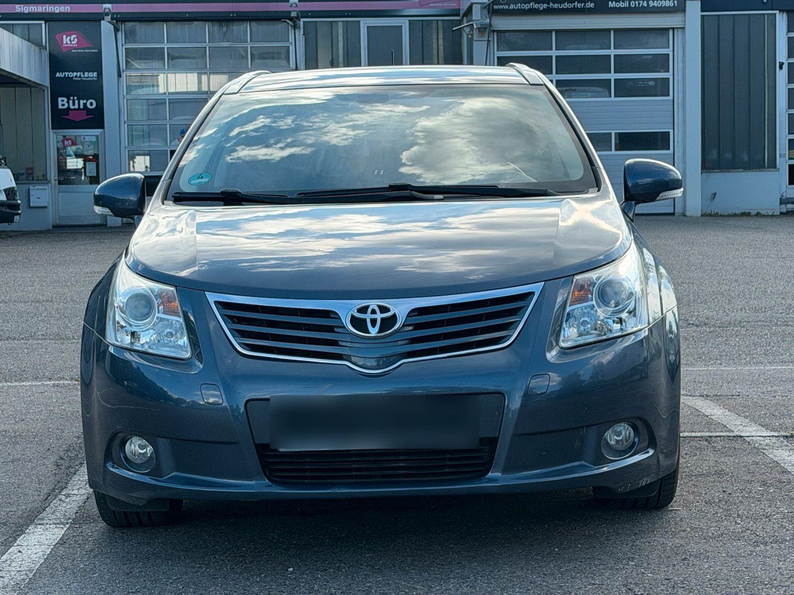 Toyota Avensis 2009 — rear view
