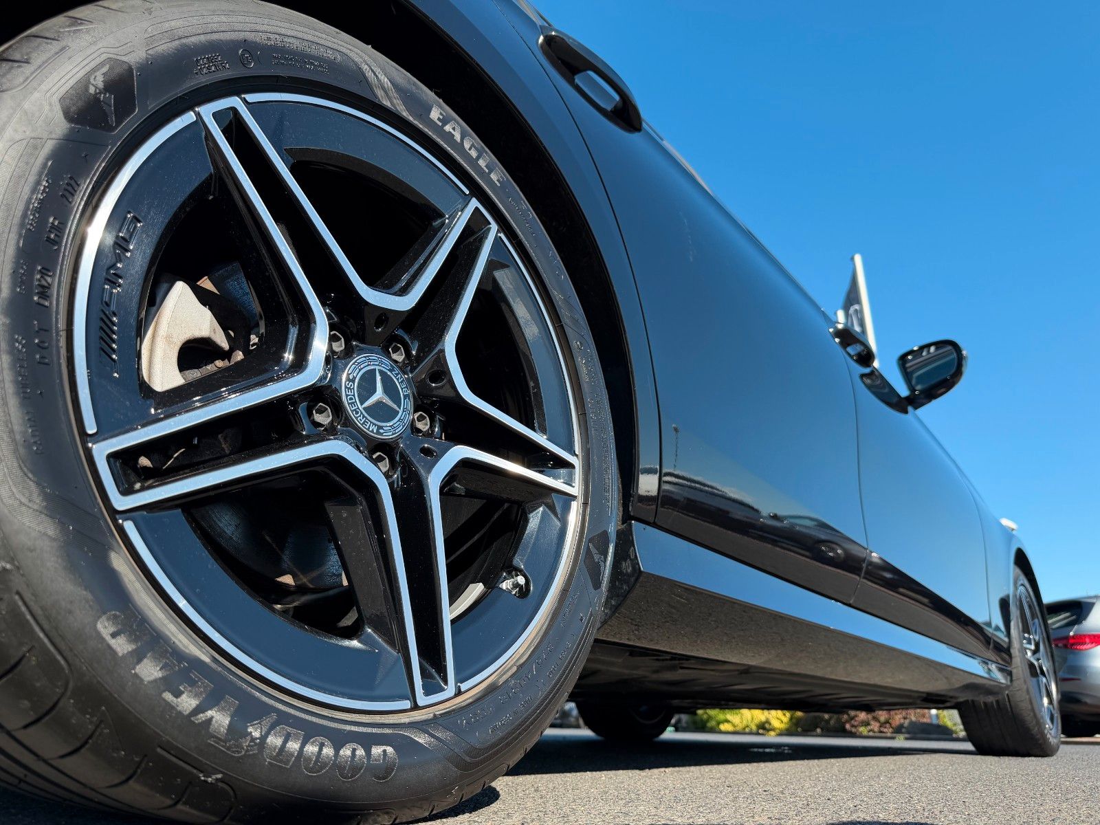 Fahrzeugabbildung Mercedes-Benz E 220d T AMG+Distr+MultiB+AHK+Ambiente+