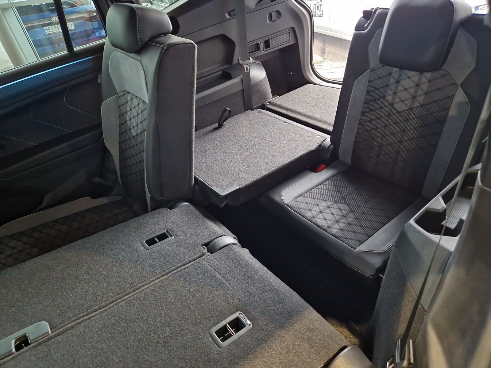 Fahrzeugabbildung Volkswagen Tiguan Allspace TDI R-Line Black 4M 7Si MATRIX A